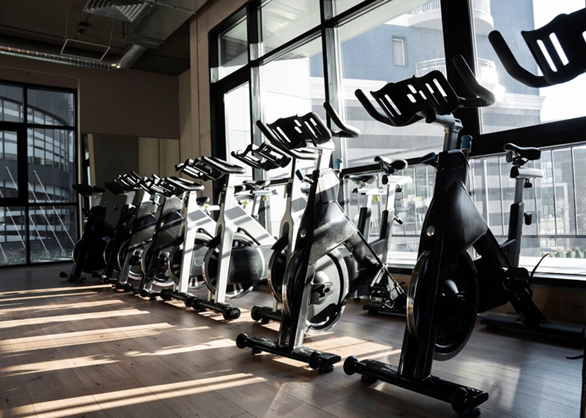 Велотренажеры в спортивном зале